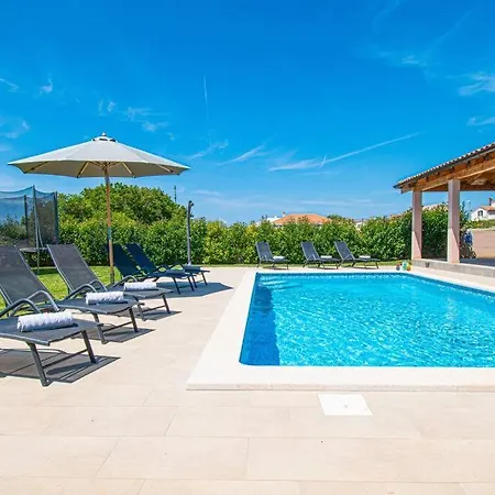Enjoy Mit Privatem Pool, By Istrabook Вілла