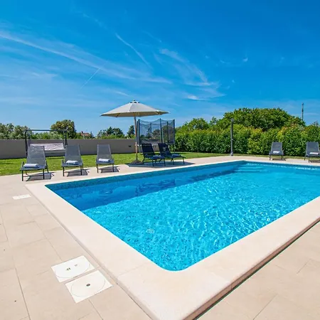 Enjoy Mit Privatem Pool, By Istrabook