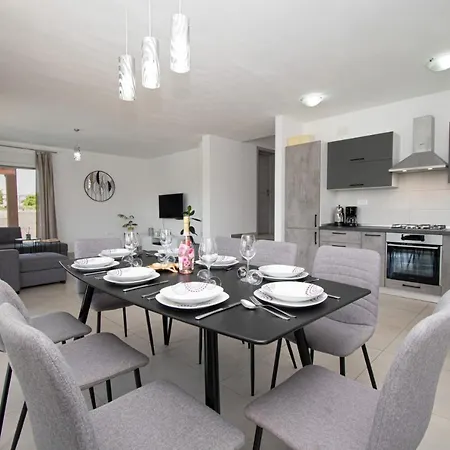 Enjoy Mit Privatem Pool, By Istrabook Pula