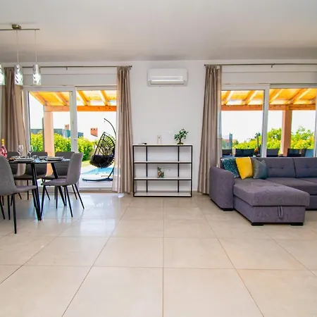 Enjoy Mit Privatem Pool, By Istrabook Villa