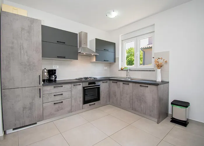 Enjoy Mit Privatem Pool, By Istrabook Villa