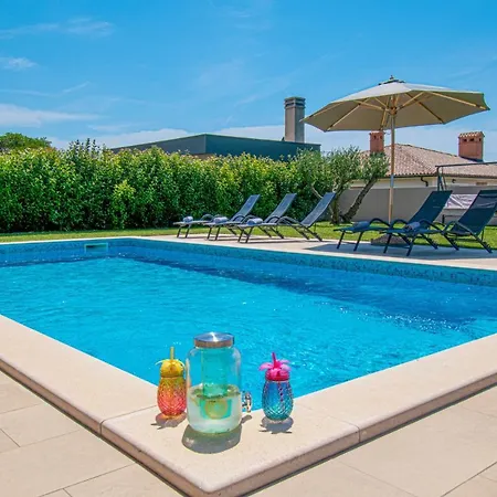 Enjoy Mit Privatem Pool, By Istrabook