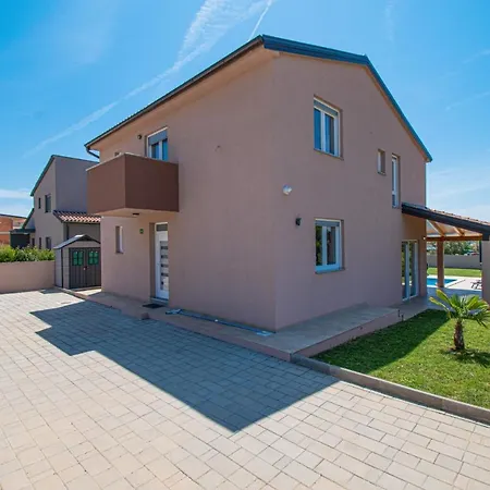 Willa Enjoy Mit Privatem Pool, By Istrabook *