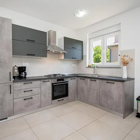 Enjoy Mit Privatem Pool, By Istrabook Willa