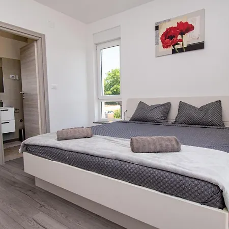 Enjoy Mit Privatem Pool, By Istrabook Willa Pula