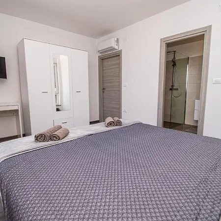 Enjoy Mit Privatem Pool, By Istrabook *