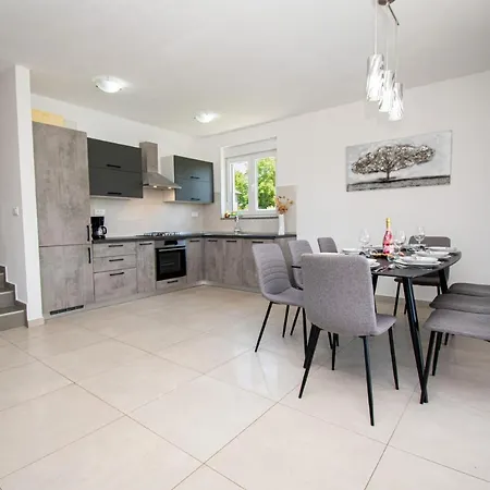 Willa Enjoy Mit Privatem Pool, By Istrabook