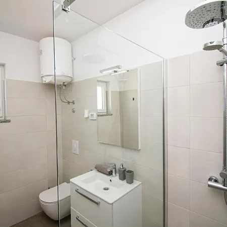 Enjoy Mit Privatem Pool, By Istrabook Willa Pula