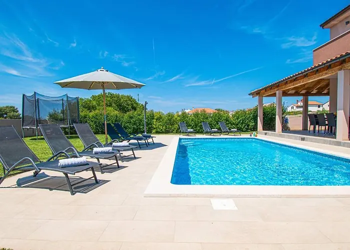 Enjoy Mit Privatem Pool, By Istrabook Вілла