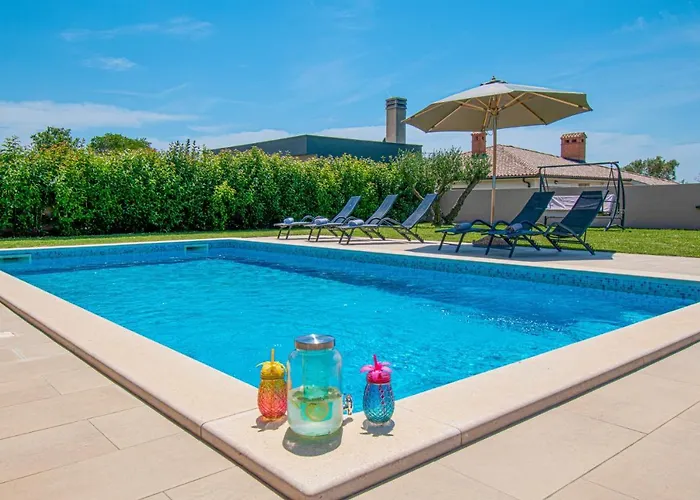 Enjoy Mit Privatem Pool, By Istrabook