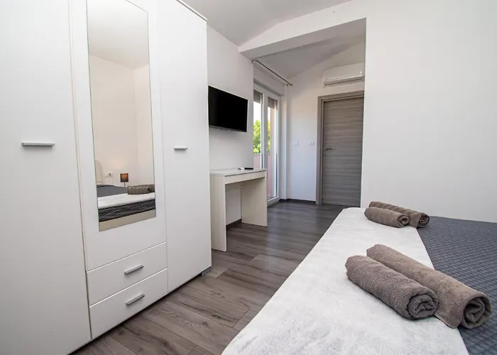 Enjoy Mit Privatem Pool, By Istrabook