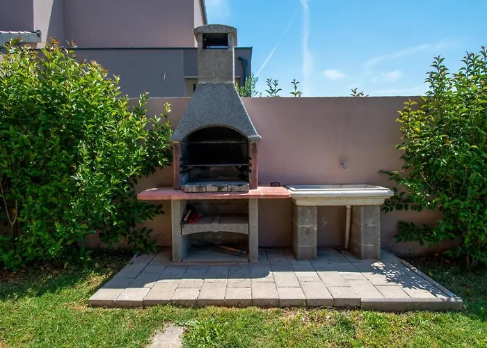 Enjoy Mit Privatem Pool, By Istrabook Вілла