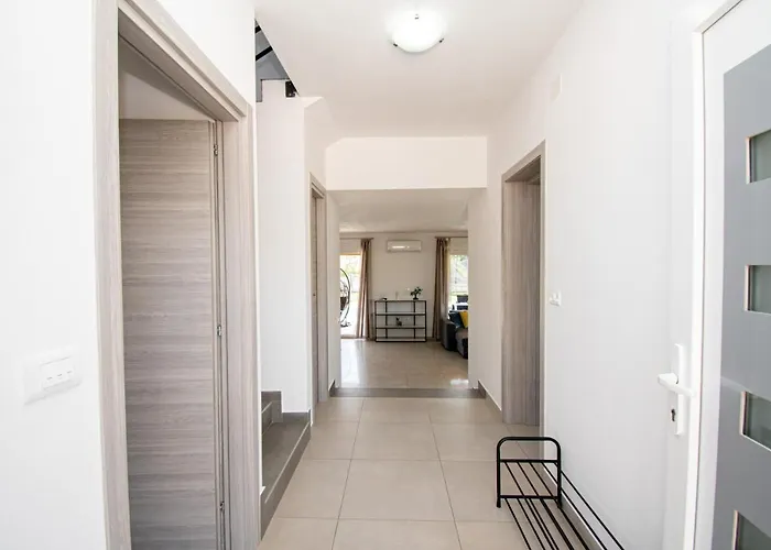 Enjoy Mit Privatem Pool, By Istrabook *