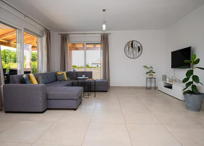 Enjoy Mit Privatem Pool, By Istrabook *