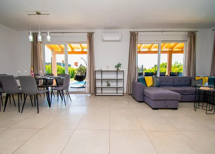 Enjoy Mit Privatem Pool, By Istrabook Вілла