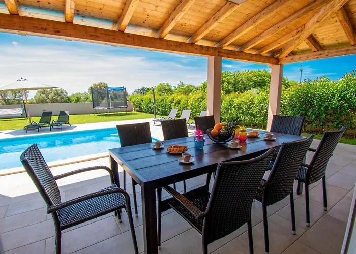 Enjoy Mit Privatem Pool, By Istrabook