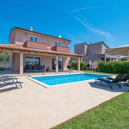 Enjoy Mit Privatem Pool, By Istrabook Villa Póla